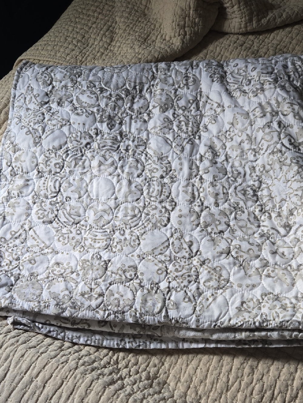 White, Taupe/Grey Medallion Bedspread With Two Standard Shams - Full/queen